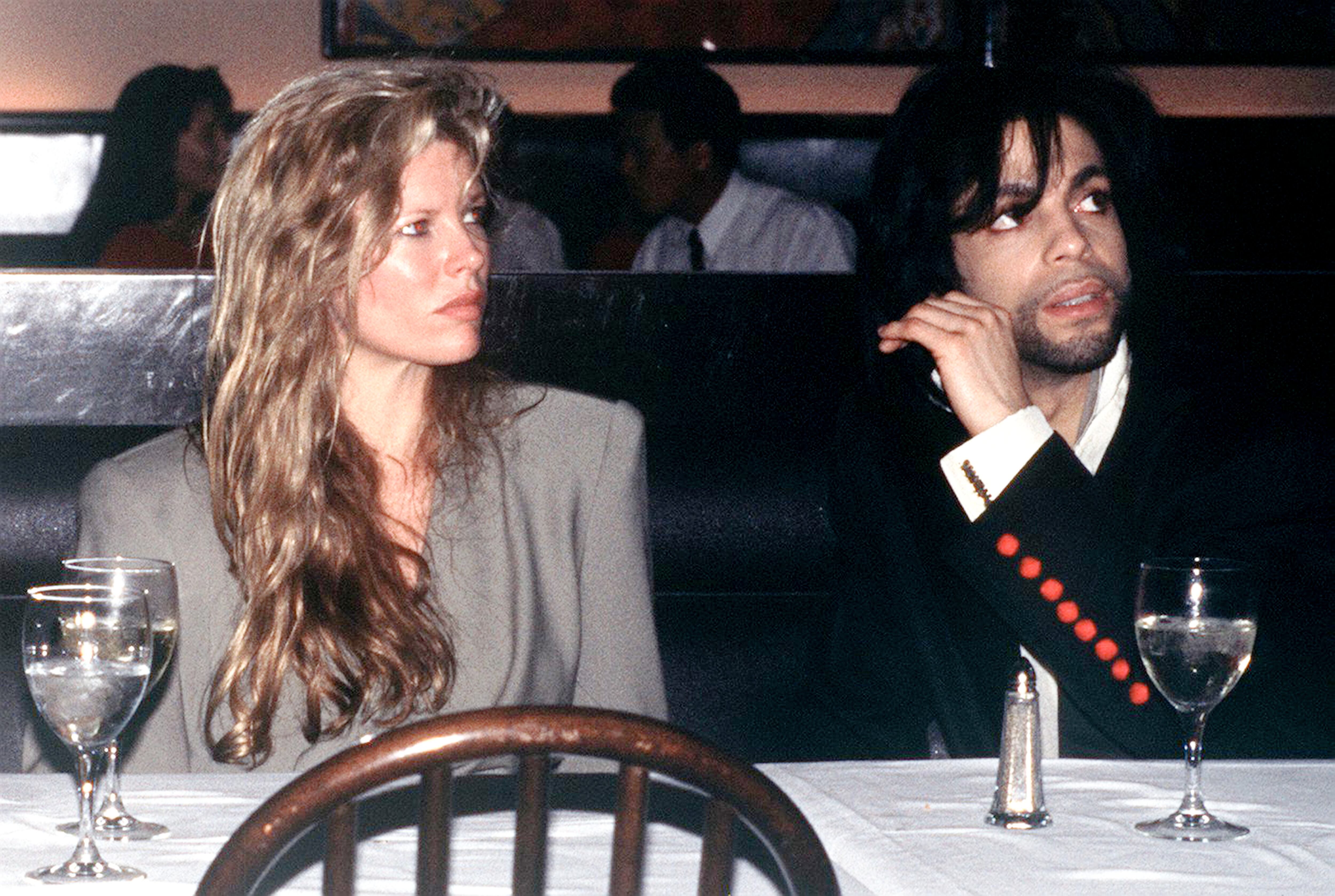 Kim Basinger, junto a su entonces pareja, el cantante Prince, en 1998.