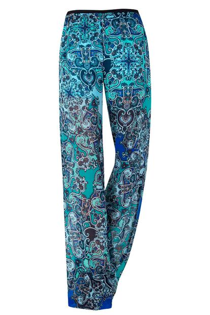 Pantalón con print que emula el boteh o paisley, de Blanco (32,99 euros).