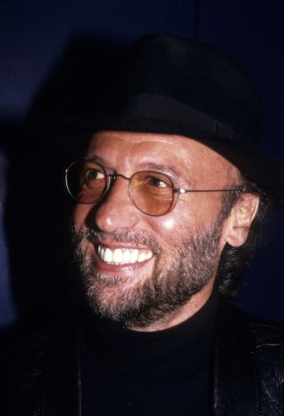 <p><strong>Su legado.</strong> Los Bee Gees hicieron famoso un falseto que o entusiasma o repele, pero nadie puede negar que sus composiciones y melodías rozaban la perfección. Maurice Ernest Gibb (1949–2003) era el que menos cantaba: esa labor se la repartían sus hermanos Robin y Barry. Los tres juntos definieron el sonido de una época y de su torrente creativo salieron también canciones de éxito para Diana Ross, Barbra Streisand, Dionne Warwick o Dolly Parton.</p> <p><strong>Su muerte.</strong> Los Gibb ya habían perdido a un hermano, Andy, en 1988. Maurice fue el segundo en morir con solo 53 años. En 2003 sufrió un infarto en Miami mientras era operado de una obstrucción intestinal. El cantante, casado y con dos hijos, arrastraba problemas de salud debido a su adicción al alcohol. El grupo se volvió a reunir entre 2009 y 2012, pero la muerte de Robin ese año les frenó en seco. Hoy solo Barry sobrevive. Tiene 72 años.</p>