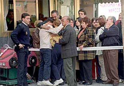 Algunos de los familiares de las víctimas se consolaban ayer a la puerta de la clínica de podología.