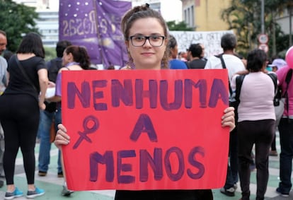 Natalia Sandoval Pereira, de 25 anos, é enfermeira e defende a legalização do aborto. "As mulheres são as maiores usuárias dos Sistema Único de Saúde e são diretamente afetadas pela precarização dos serviços. Mais mulheres fazem abortos do que se imagina e a clandestinidade condena as mulheres de baixa renda a se sujeitarem a procedimentos de alto risco. Nem Estado nem entidades religiosas devem ter poder sobre o corpo da mulher", diz.