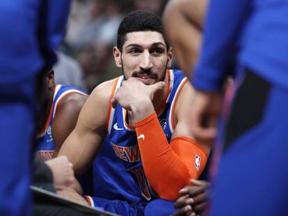 Kanter, en el banquillo de los Knicks durante un partido. 