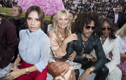 Victoria Beckham, Kate Moss, Lenny Kravitz y Naomi Campbell en la Semana de la Moda de Paris, el pasado 23 de junio. 