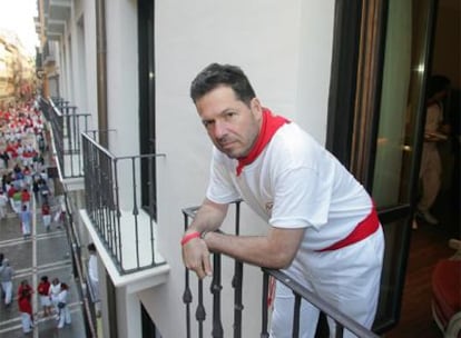 John Hemingway asomado al balcón del Hotel La Perla donde solía alojarse su abuelo.