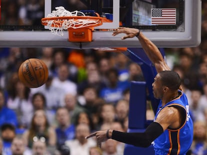 Russell Westbrook, que destacó en la victoria de Oklahoma ante Dallas, realiza un mate.