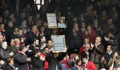 El público que rodea la localidad, homenajea a Iñigo Cabacas.