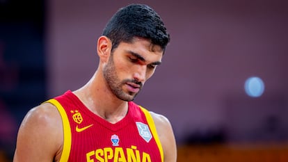Santi Aldama, decepcionado tras la derrota de España ante Georgia en el Eurobasket 2025.