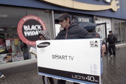 Un hombra compra una gran &#039;smart tv&#039; en &#039;black Friday&#039;.