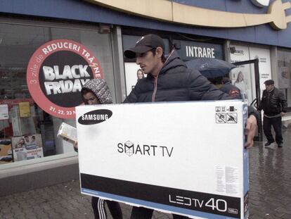 Un hombra compra una gran 'smart tv' en 'black Friday'.