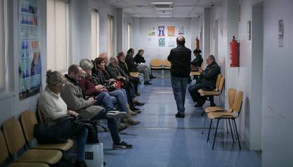 Diverses persones a la sala d'espera d'un centre sanitari.