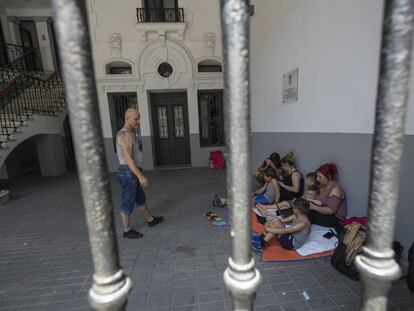 Varias familias en la sede del Samur Social, en la Carrera de San Francisco, el pasado julio. 