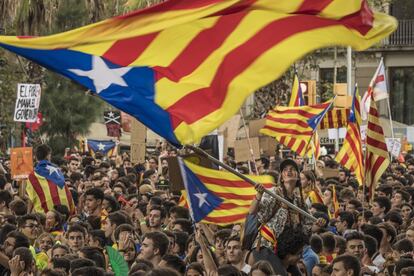 Representantes de Arran, la Unió de Pagesos y el Sindicat d'Estudiants dels Països Catalans son algunas de las voces que intervienen en el acto inicial de la manifestación invitando a votar.