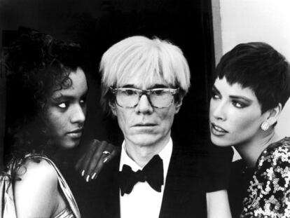 Andy Warhol, junto a las actrices Vera Pérez (izquierda) y Laura Dear, a finales de 1985.