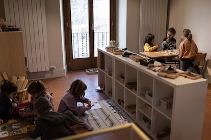 Alumnos de infantil y primaria se mueven por los diferentes ambientes de la escuela rural de Copons.