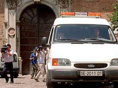 El furgón funerario abandona, ayer, la Casa Pilatos de Sevilla.