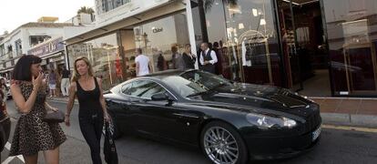 Un Bentley aparcado en la puerta de la tienda de Dolce &amp; Gabbana en Puerto Ban&uacute;s (M&aacute;laga) . 