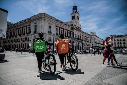 Dos repartidores en la Puerta del Sol, el pasado abril en Madrid.