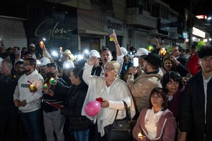 A lo largo de su recorrido, que inicio el Jardín de la Madre y concluyo en la explanada municipal de Fresnillo, pequeños contingentes de ciudadanos, mostraban velas y cantos de apoyo a la candidata, con una sola demanda, devolver la paz a México. 