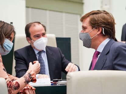 El alcalde, José Luis Martínez Almeida, junto a Borja Carabante y Andrea Levy.