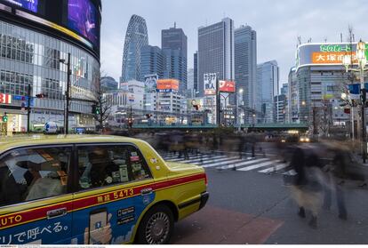 As travessias de pedestres de Tóquio (na imagem, uma no bairro de Kabukicho) no meio da hora do rush são um espetáculo urbano de primeira classe.<br><br>Estou fascinado pelos contrastes do Japão, um país onde tradições centenárias compartilham espaço e tempo com a tecnologia mais violenta do futuro. É curioso que, de perto, muito do que imaginamos sobre essa potência asiática acabe sendo verdade.<br>