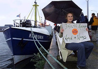 <font size="2"><b>Atraca en Dublín el barco holandés equipado para practicar abortos</b></font><p>En la imagen, una joven con una pancarta de bienvenida. (REUTERS)