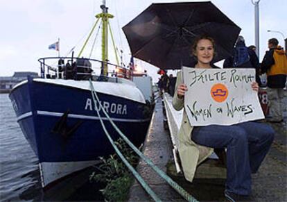 <font size="2"><b>Atraca en Dublín el barco holandés equipado para practicar abortos</b></font><p>En la imagen, una joven con una pancarta de bienvenida. (REUTERS)