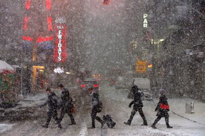 Peatones cruzan Times Square bajo la nevada en Manhattan, Nueva York.