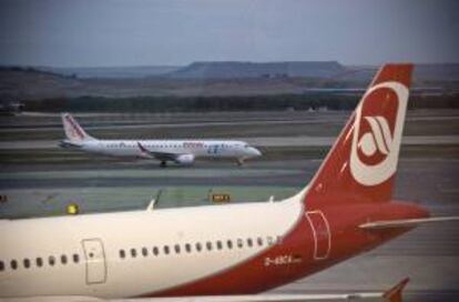 Un avión de la compañía Air Europa aterriza en el aeropuerto de Madrid-Barajas. EFE/archivo