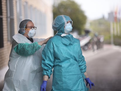 Dos sanitarias se protegen en el hospital de Jerez de la Frontera.