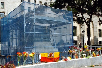 La estatua ha sido trasladada a un almacén y en su lugar ha quedado un pedestal vacío que los seguidores del anterior jefe del Estado han engalanado con ramos de flores y banderas.