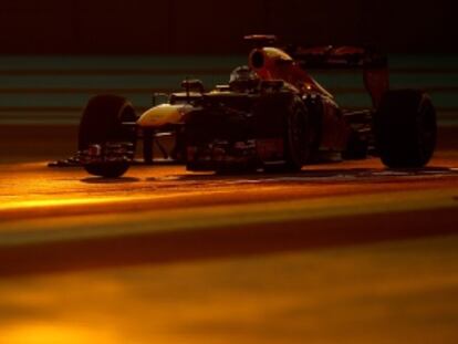 Vettel rueda en el circuito de Yas Marina.