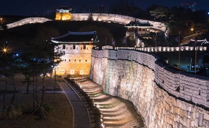 La muralla de la fortaleza de Hwaseong, en la ciudad coreana de Suwon, iluminada.