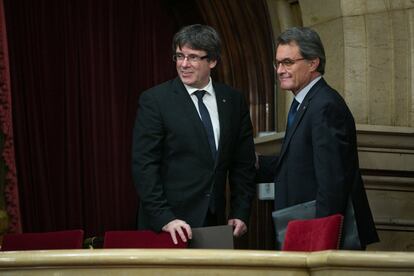 Carles Puigdemont (i), charla con Artur Mas, en el pleno Parlamento de Cataluña en el que se proclamó la indepencencia de Cataluña, el 10 de octubre de 2017.