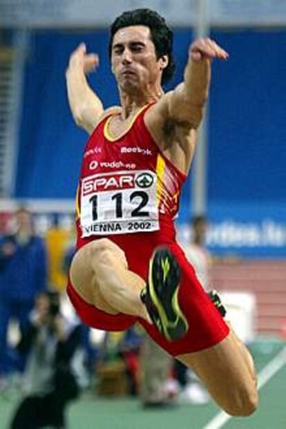 Raúl Fernández, en el salto que le dio el oro.