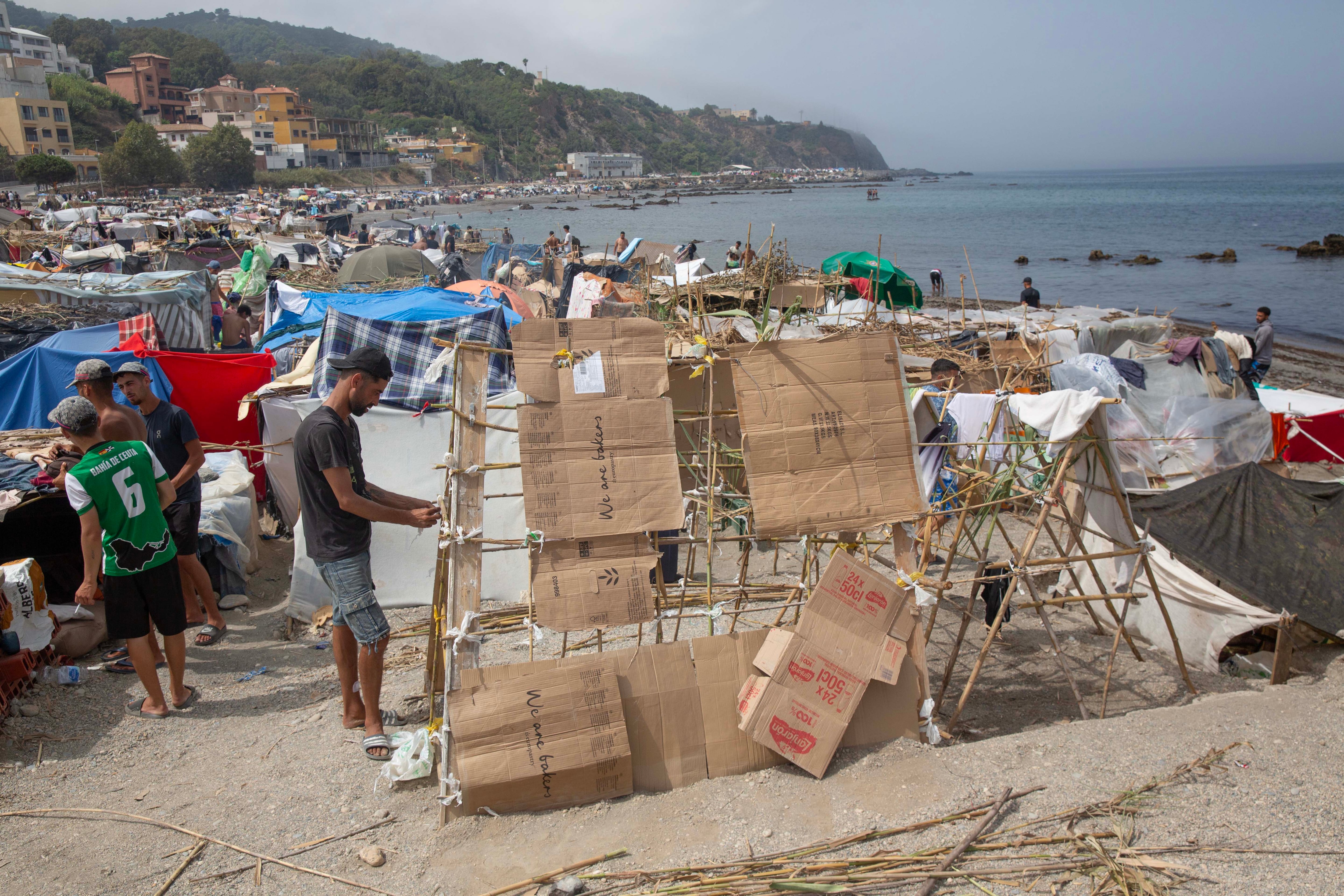 Migrantes en la playa de El Trampolín, en Ceuta, este viernes.