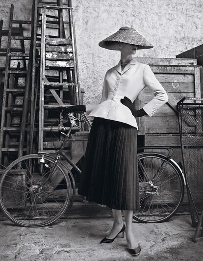 Conjunto de la primera colección de Christian Dior, la de primavera-verano de 1947. Uno de los mayores emblemas de la historia de la casa. La chaqueta de estrecha cintura y exageradas caderas se conoce como 'bar'.