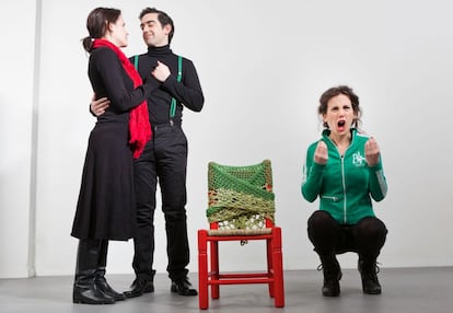 Los actores de '¿Qué hacemos con la abuela?' en un momento de la obra.