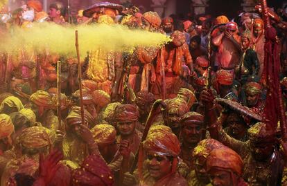 Tras una noche festiva comienza la citada guerra de polvos de vivos colores que, en los inicios del festival provenían de plantas como la cúrcuma, el neem o el dhak. En la imagen, hombres hindúes de las aldeas de Nandgaon y Barsana cubiertos con polvo de colores celebran el festival de Lathmar Holi en el templo de Nandgram en Nandgaon, Mathura (India), el 25 de febrero de 2018.