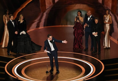Lol Crawley acepta el Oscar a la mejor fotografía por 'The Brutalist'.