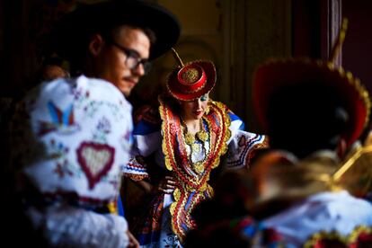 Los participantes, vestidos con trajes tradicionales, se reúnen en el barrio de Alfama, antes de asistir al desfile de San Antonio de Lisboa en la Avenida de la Libertad.