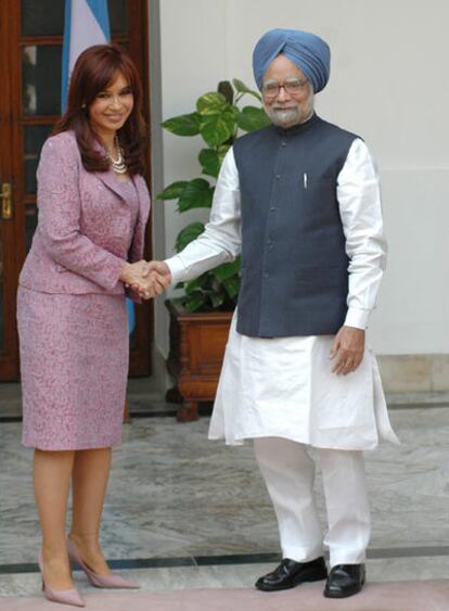 El primer ministro indio, Manmohan Singh, saluda a la presidenta de Argentina, Cristina Fernández, antes de una reunión en la Casa de Hyderabad en Nueva Delhi.