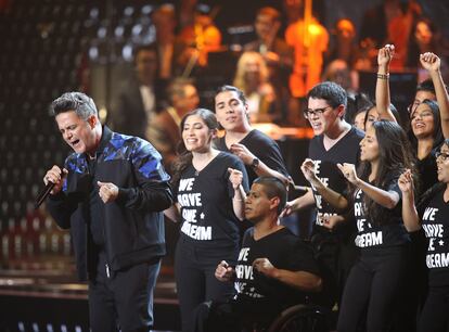 Alejandro Sanz protagonizó un emotivo espectáculo para la historia en 2017. Estuvo acompañado por un grupo de "dreamers", como se les conoce a los jóvenes inmigrantes llevados ilegalmente por sus familias a Estados Unidos cuando eran niños. 
