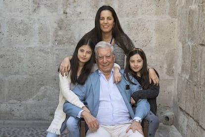 Mario Vargas LLosa posa en Arequipa junto a su hija Morgana y sus nietas Isabella y Anais.