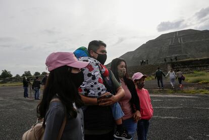 Decenas de turistas asistieron a la reapertura gradual de las antiguas ruinas de Teotihuacan, mientras continúa el brote de coronavirus, en septiembre de 2020.