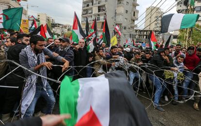 Varios centenares de manifestantes propalestinos se reunieron cerca de la embajada, situada en la localidad de Awkar, en el norte de Beirut, la capital, indicó un periodista de AFP