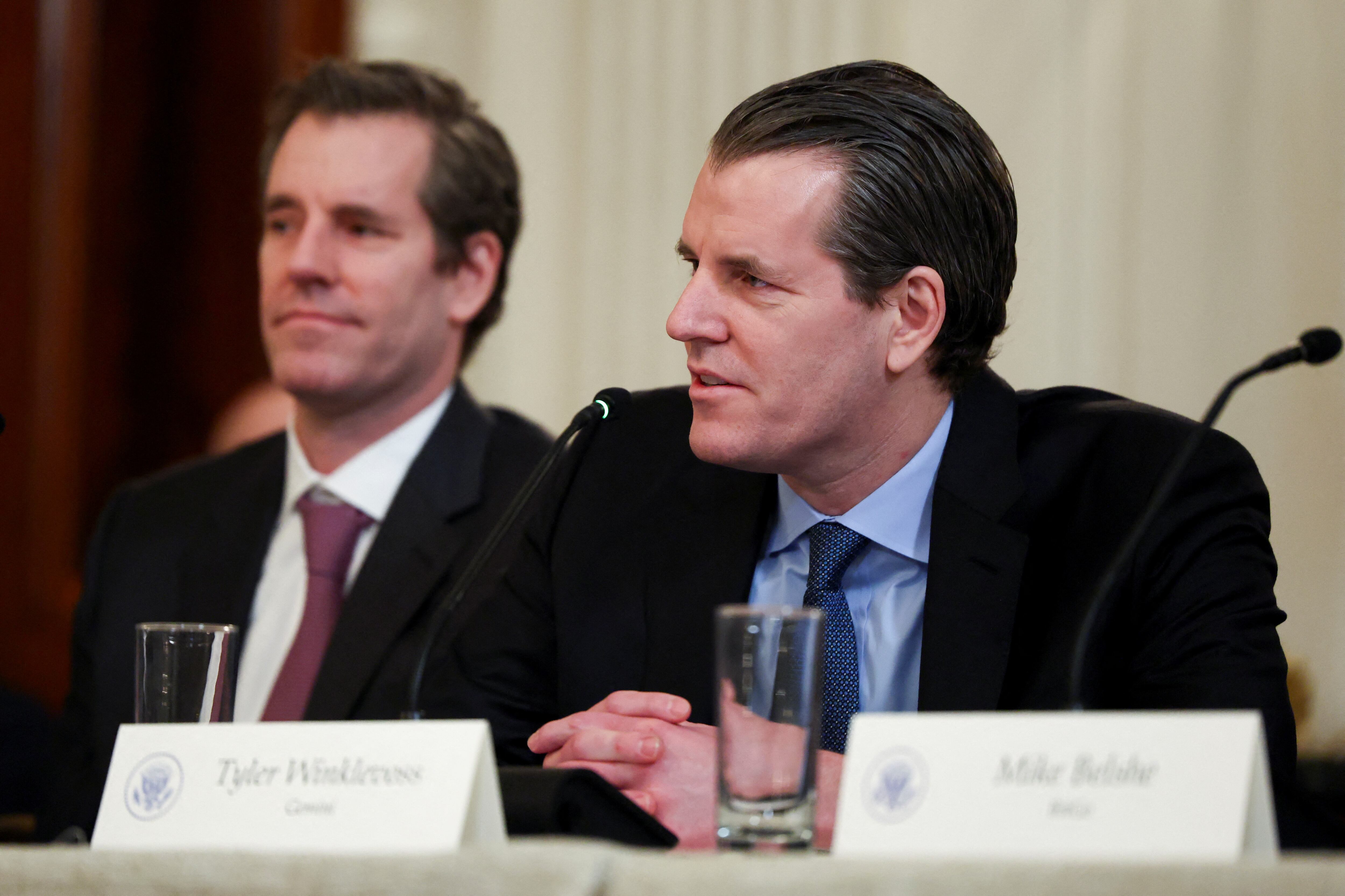 Tyler Winklevoss habla en la Cumbre de Criptomonedas de la Casa Blanca en la Casa Blanca en Washington el pasado 7 de marzo. Al lado, su gemelo, Cameron.