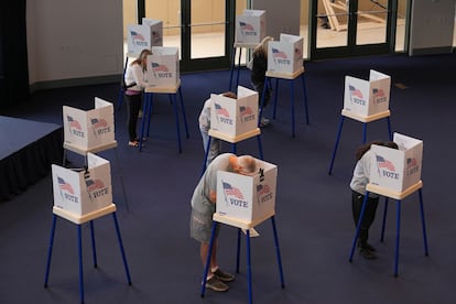 Personas emiten su voto en la Biblioteca Presidencial Ronald Reagan, en Simi Valley, California.