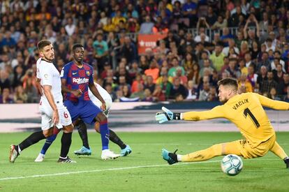 Ousmane Dembélé (centro) marca ante Vaclik el tercer gol del Barcelona.