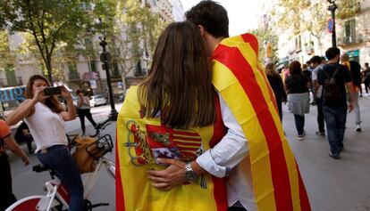 Unos amigos acuden a la protesta de Barcelona con las banderas espa&ntilde;ola y catalana