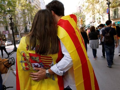 Unos amigos acuden a la protesta de Barcelona con las banderas espa&ntilde;ola y catalana